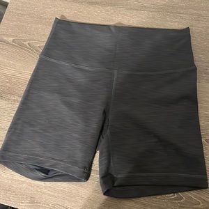 Lululemon Wunder train shorts 6in size 8